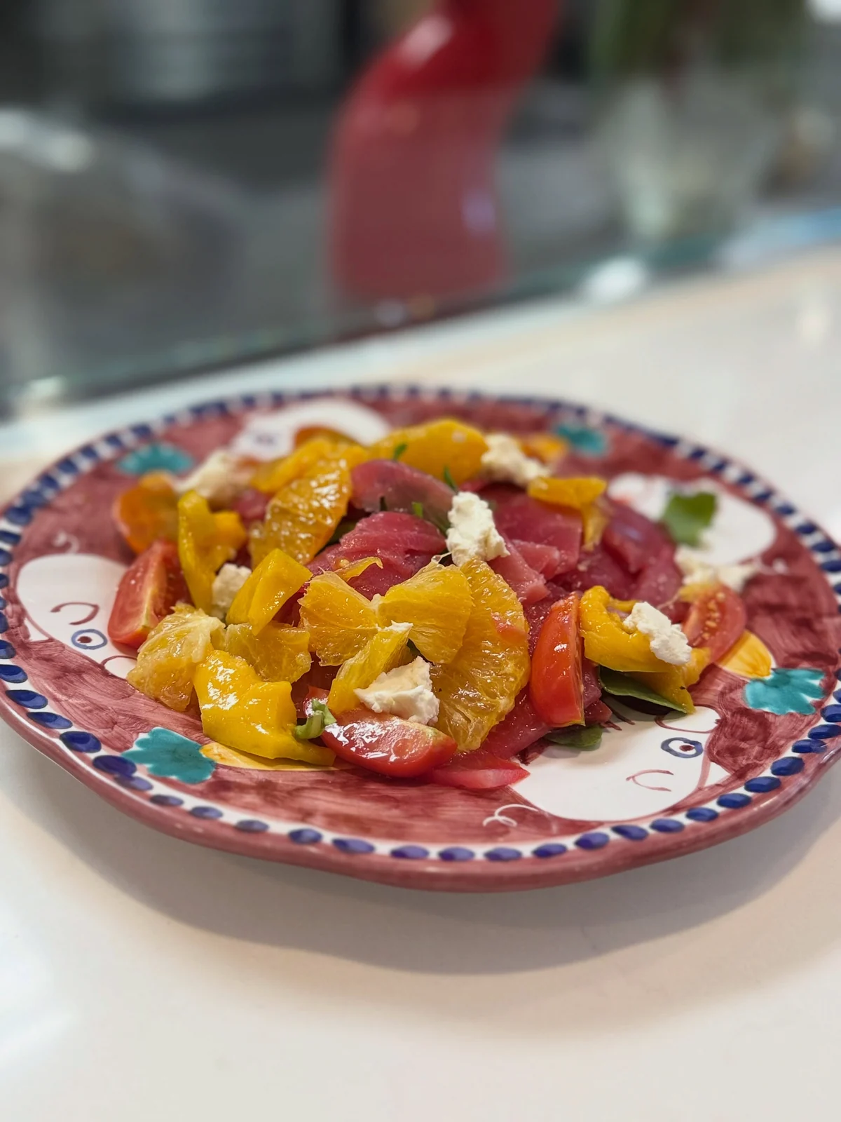 A colourful salad with citrus and cheese
